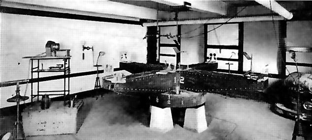 Интерферометр Д.К.Миллера для поиска эфирного ветра в лаборатории в Кливленде, 1923 г.